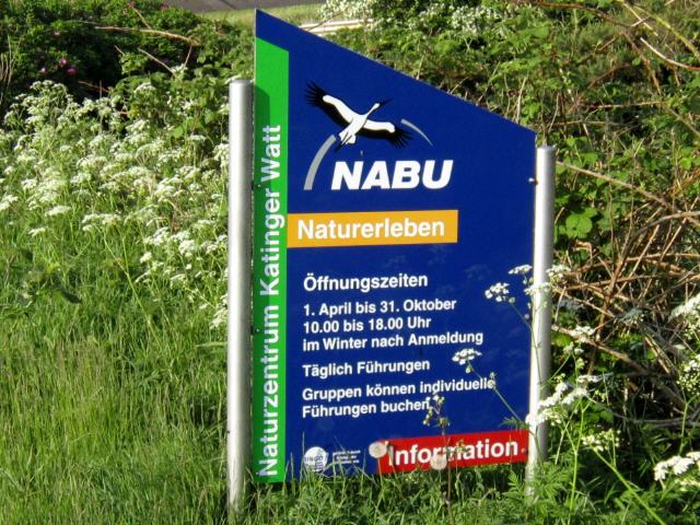 NABU-Eingangsschild mit Öffnungszeiten