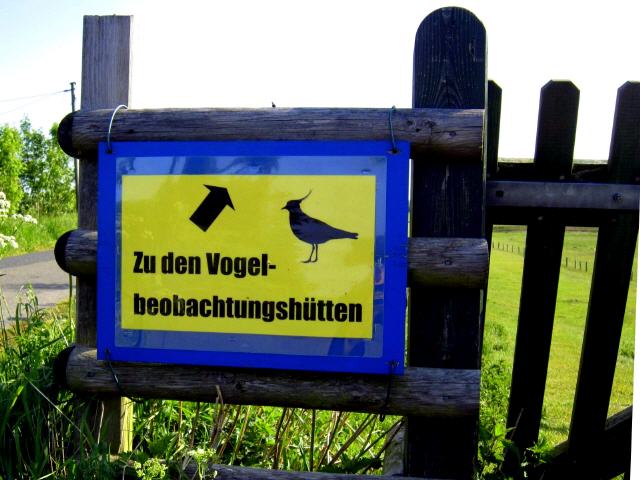 Hinweisschild "Zu den Beobachtungshütten"